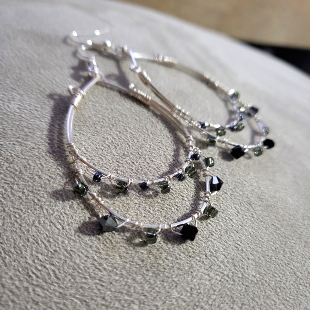 Beaded Wire Earrings Black/Grey ⚫️